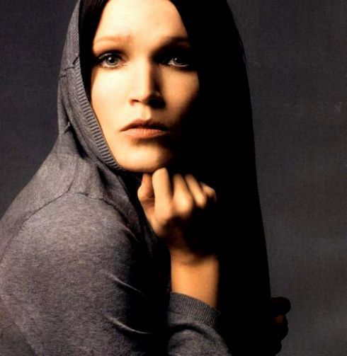 Tarja Turunen v mikině s kapucí na hlavě