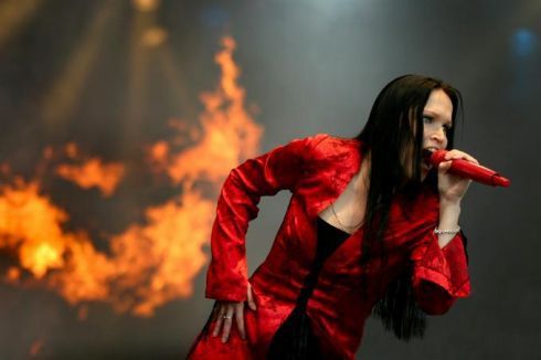 Tarja Turunen v červených šatech