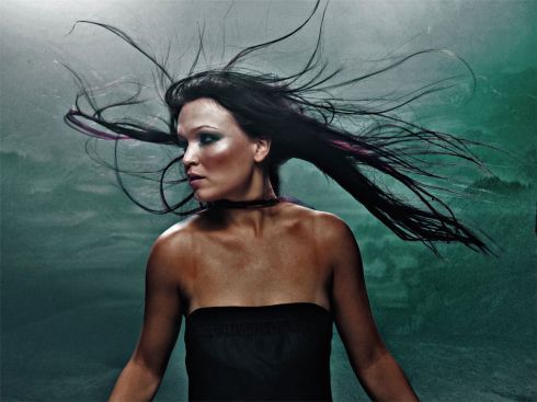 Tarja Turunen s rozevlátými vlasy