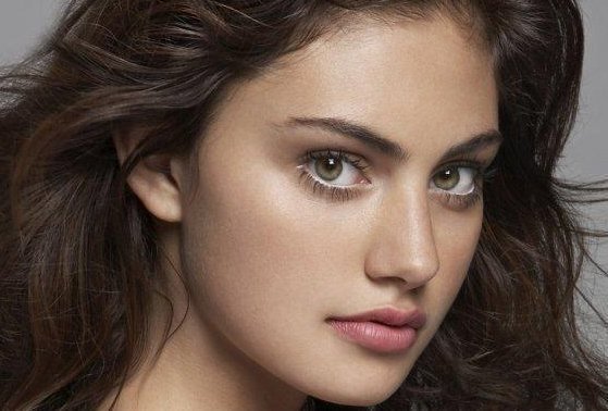 Phoebe Tonkin je australská sexy herečka a modelka
