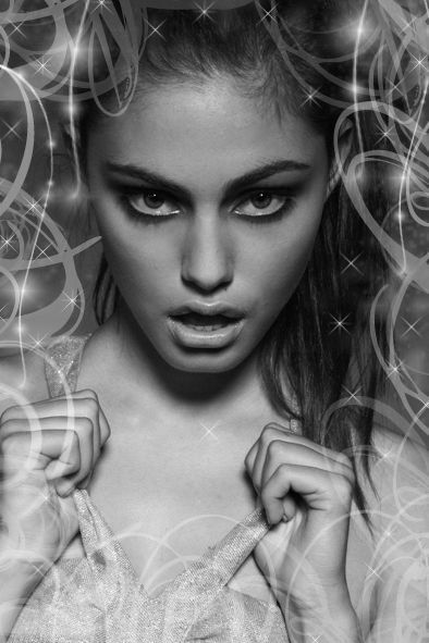 Phoebe Tonkin se svůdným pohledem