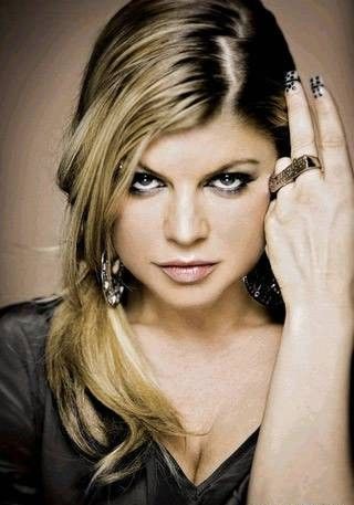 Stacy Ferguson alias Fergie se šperkem na ruce