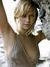 Charlize Theron opřená o skálu