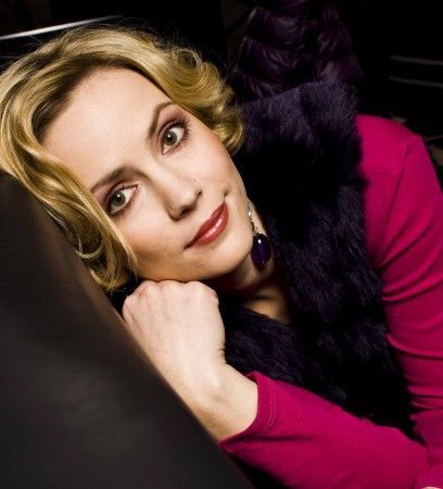 Herečce Markétě Plánkové to ve fialových odstínech sluší