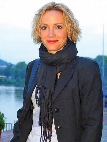 Markéta Plánková v saku s šálou kolem krku