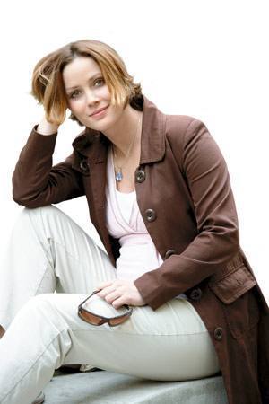 Markéta Plánková v hnědém kabátě a bílých kalhotách