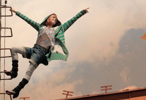 Tatiana Pauhofová šplhající po žebříku