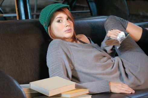 Tatiana Pauhofová leží na pohovce