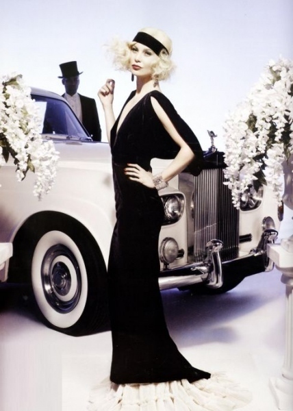 Ellen Pompeo v černé róbě stojící u auta