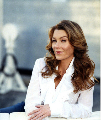 Ellen Pompeo v bílé halence
