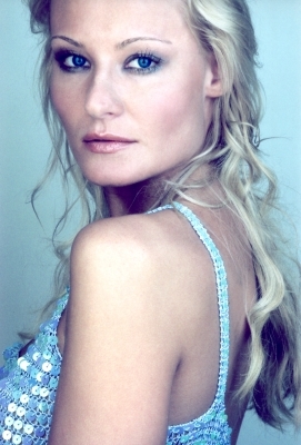 Lucie Kachtíková v modrých šatech s přímým pohledem