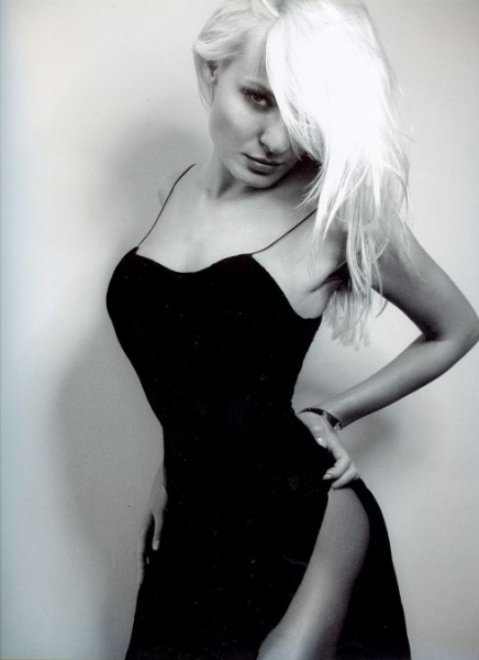 Lucie Kachtíková v sexy černých šatech