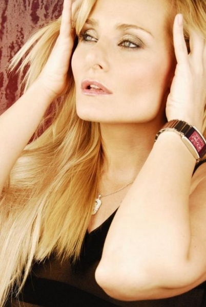 Lucie Kachtíková s rukama ve vlasech