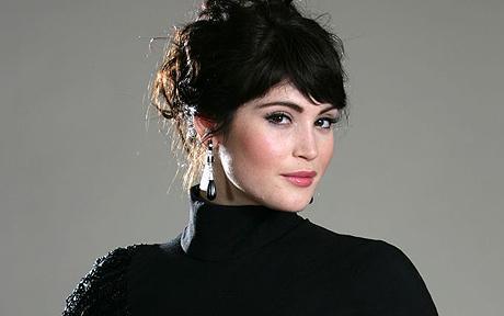 Gemma Arterton v černé halence s vyčesanými vlasy