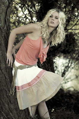 Nikol Moravcová opírající se o strom