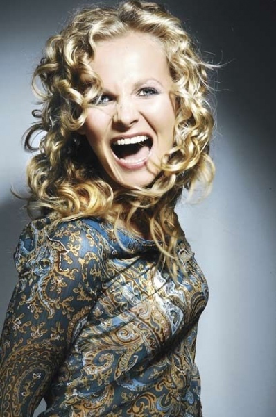 Michaela Badinková s blond vlnitými vlasy