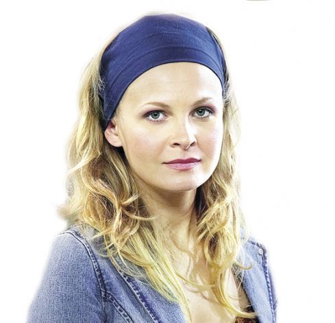 Michaela Badinková s modrou čelenkou ve vlasech