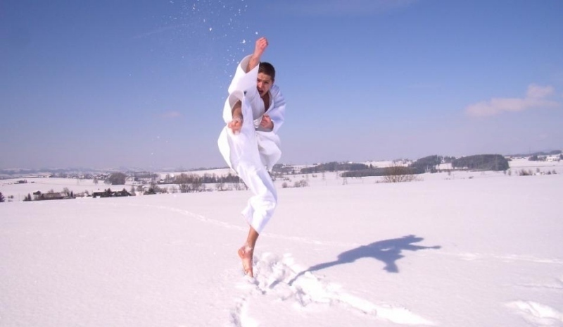 Fotografie muže v kimonu předvádějícího karate