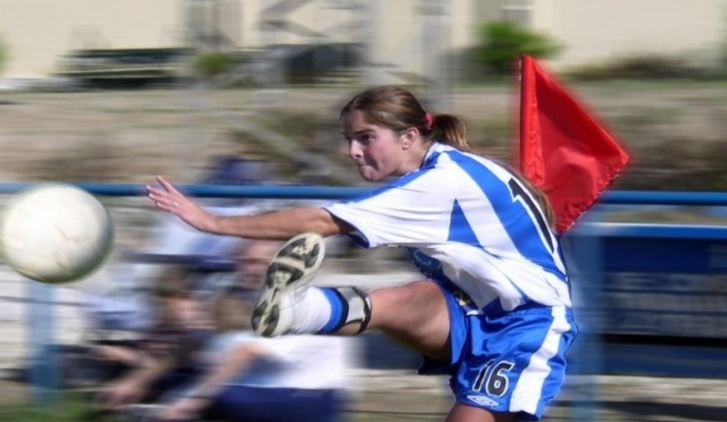 Snímek hráče fotbalu vykopávajícího míč