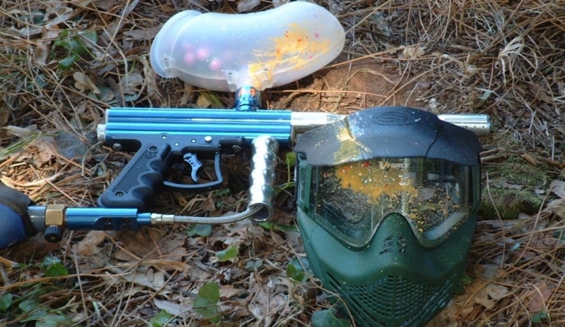 Snímek základní výbavy pro Paintball