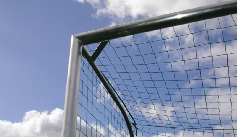 Fotografie fotbalové branky s nebem
