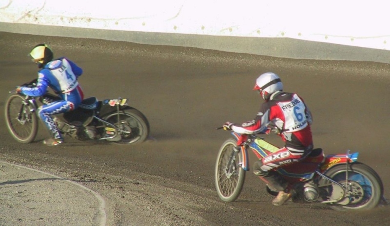 Plochodrážní motocykly nemají brzdy a zastavit motor se dá pouze vytržením lanka, které má jezdec na levém zápěstí.