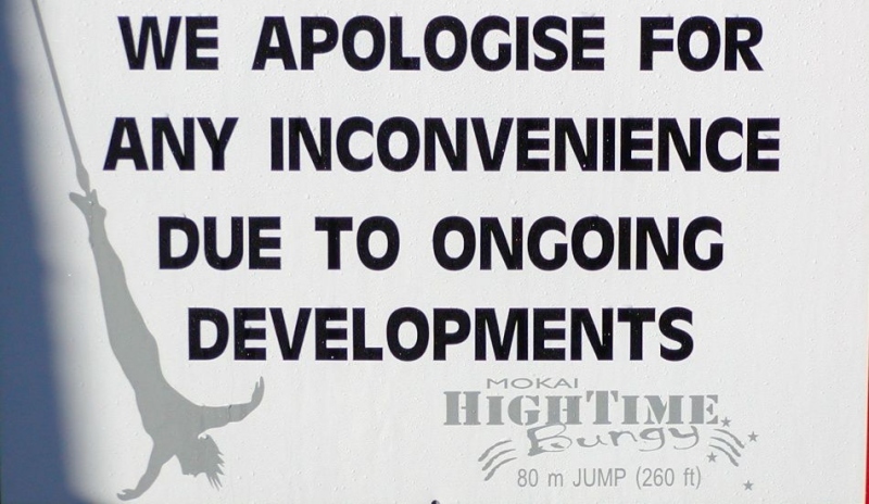 Plakát s nápisem: Omlouváme se za problémy spojené s probíhajícími úpravami. Hightime, 80 m nad zemí.