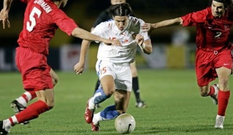 Fotografie fotbalistů při zápase na stadionu