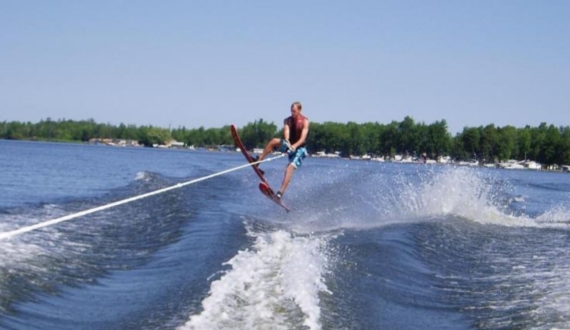 Snímek muže na vodních lyžích