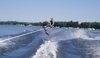Snímek muže na vodních lyžích