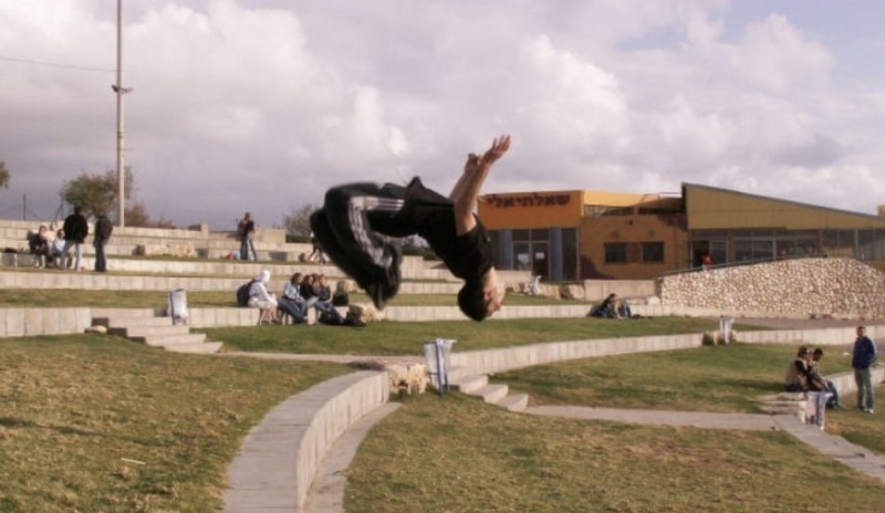 Snímek zobrazuje tricking-druh bojového umění