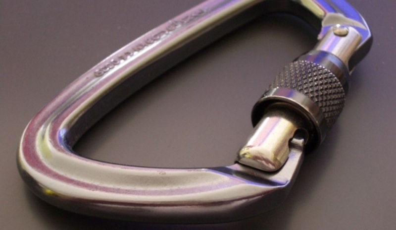 Snímek karabiny nezbytné součásti výbavy každého horolezce.