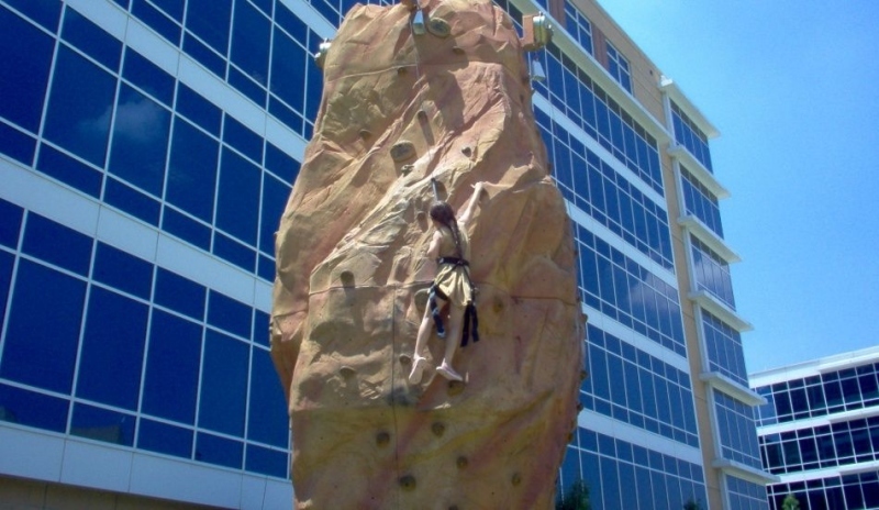 Fotografie zobrazující horolezectví bez jištění-bouldering