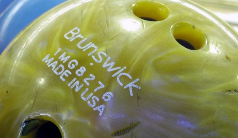 Bowlingová koule se třemi otvory umožňuje pevné uchopení