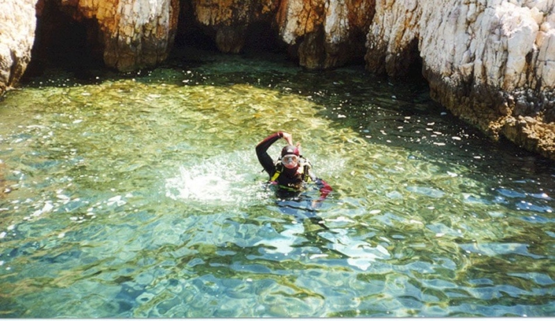 Fotografie potápěče v mořském útesu