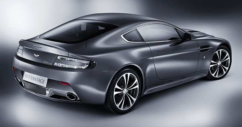 Pohled na vůz Aston Martin V12 Vantage