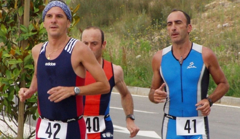 Fotografie tří mužů při běhu po silnici