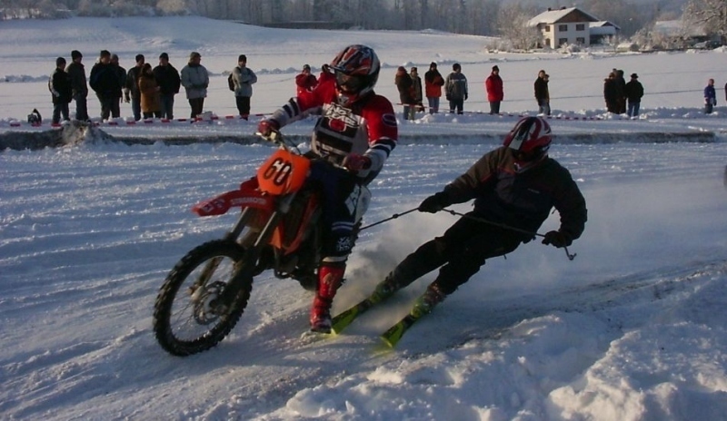 Některé oblouky jsou v motoskijöringu opravdu na hraně