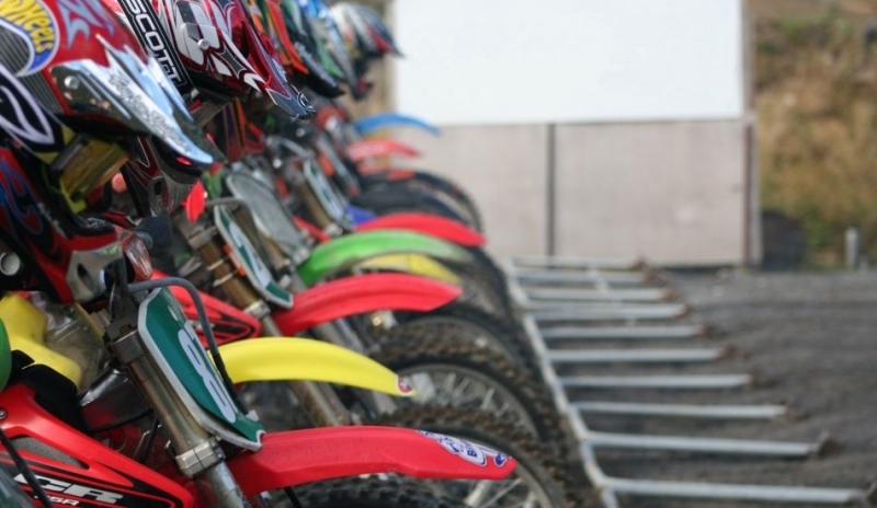 Snímek jezdců motokrosu na startovní čáře