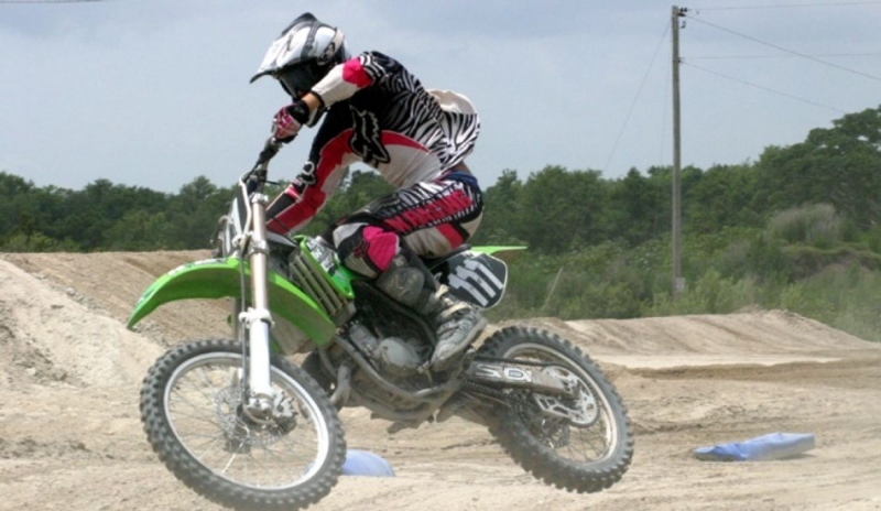 Závodník při jízdě na motorce