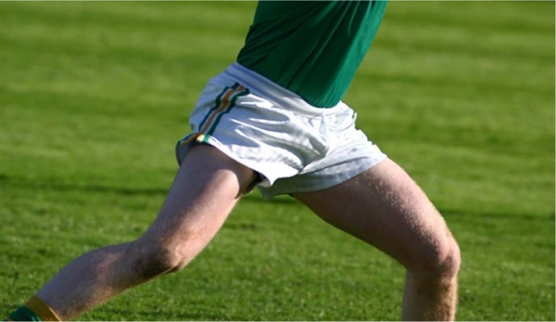 Fotografie muže běžícího po trávníku