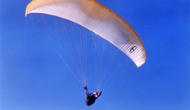 Fotografie zobrazující paragliding