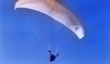 Fotografie zobrazující paragliding