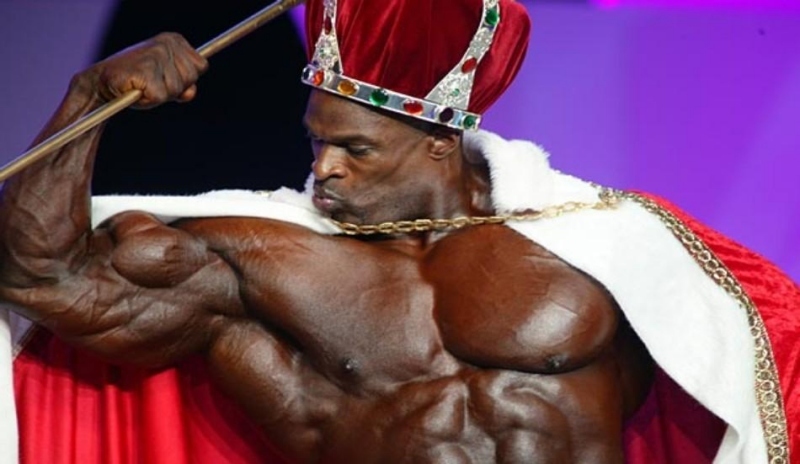 Fotografie muže ukazujícího své bicepsy