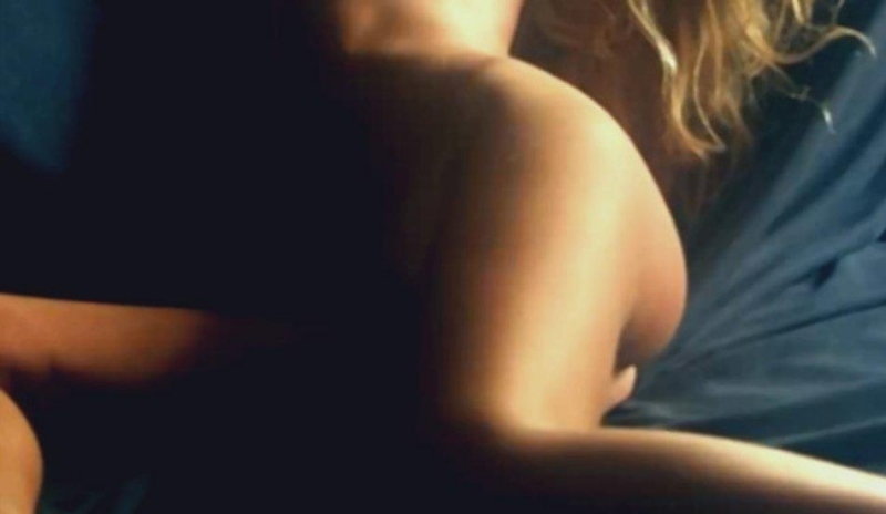 Fotografie odhalené ženy ležící v posteli