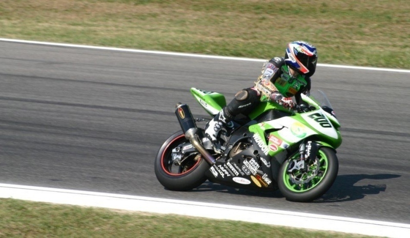 Závodník Formule 1 na motorce