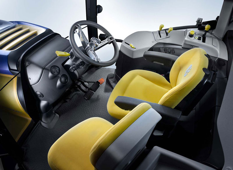 Interiér traktoru NH2