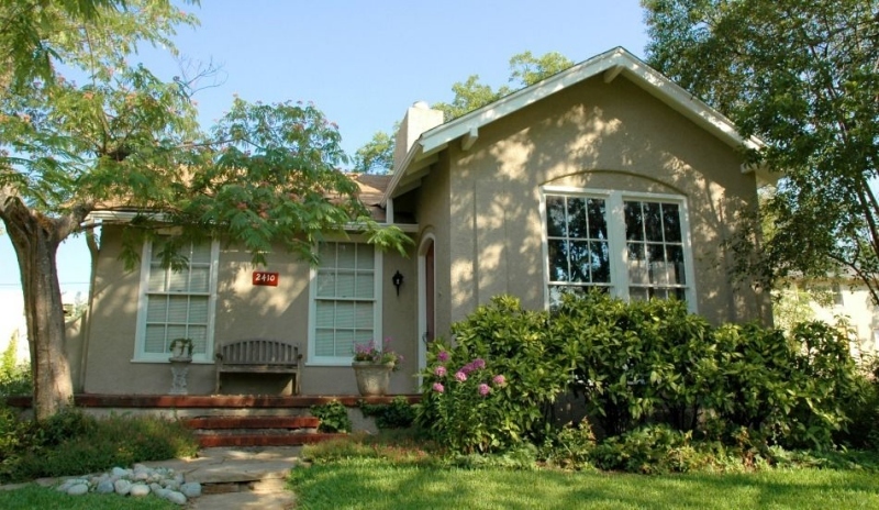 Fotografie zobrazující dům se zelení