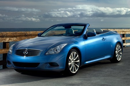 Osobní automobil modré barvy Infiniti G37 Cabrio