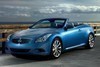 Osobní automobil modré barvy Infiniti G37 Cabrio
